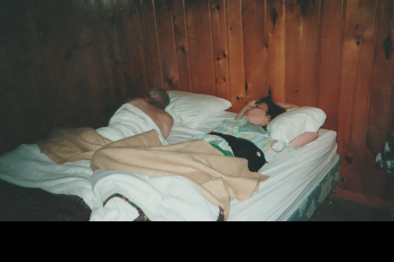 2000-07-23 maybe - mom and dad, bed, cabin, reunion.png
