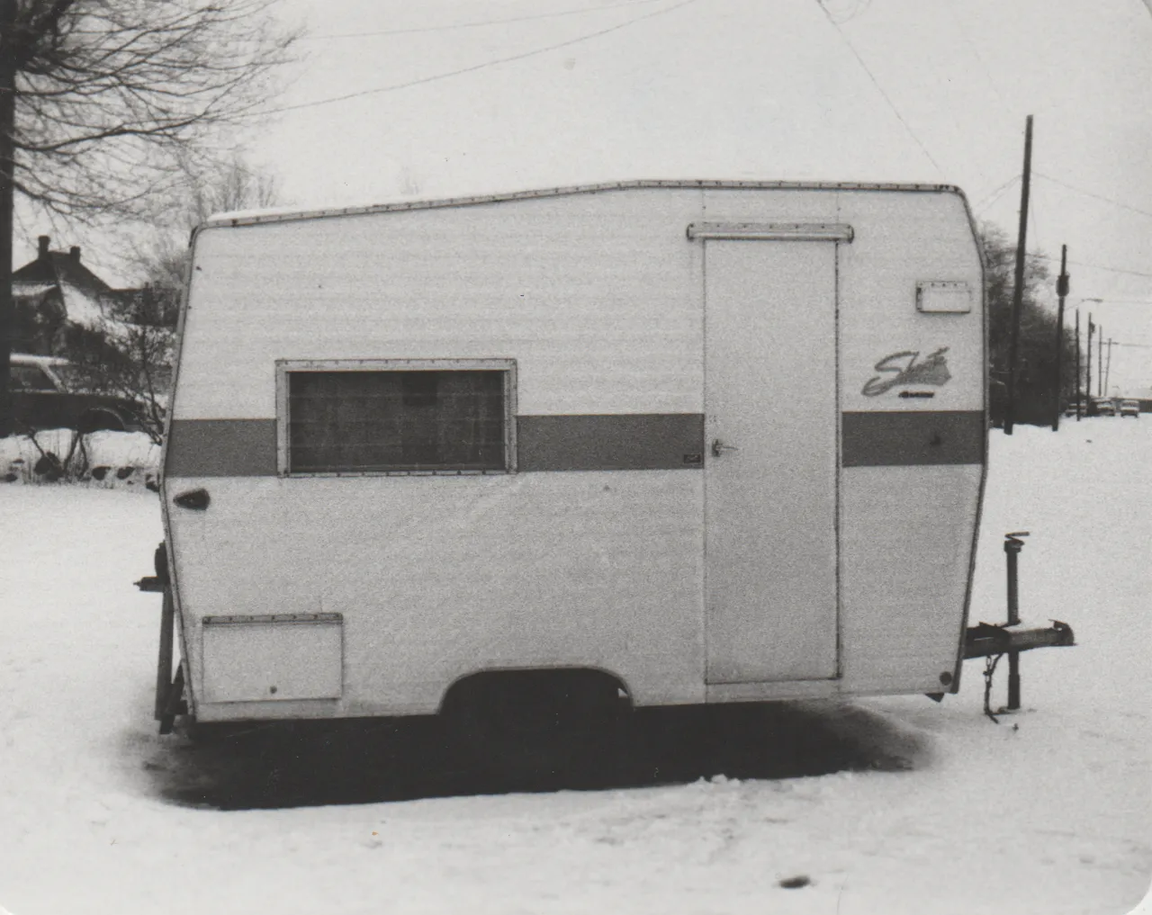 1975-02-08 - Saturday - Snow around a trailer, 1pic.png