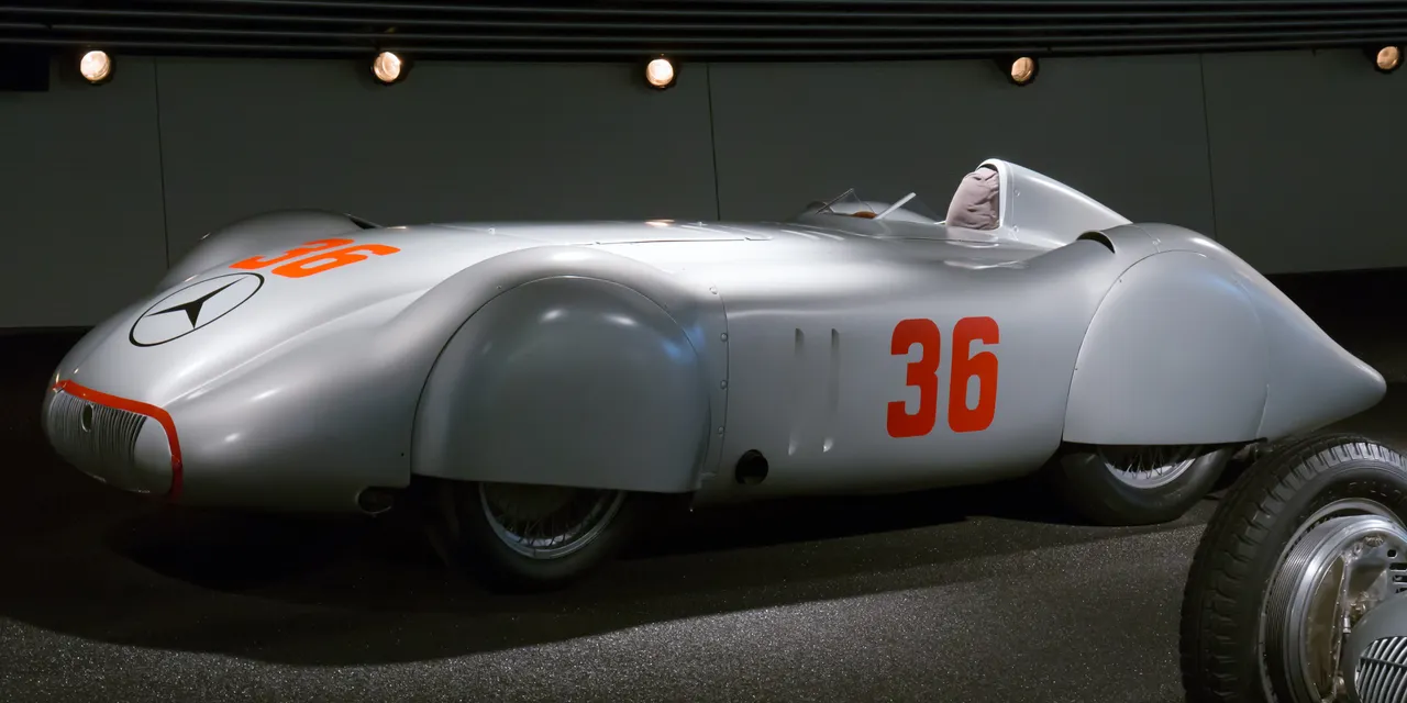 Mercedes-Benz_W25_Avus_streamliner_front-left_Mercedes-Benz_Museum.jpg