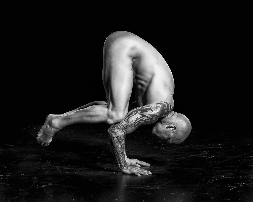 strength_flexibility_power_of_human_body_portraits_mark_ruddick_16.jpg