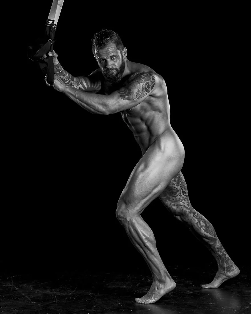 strength_flexibility_power_of_human_body_portraits_mark_ruddick_04.jpg