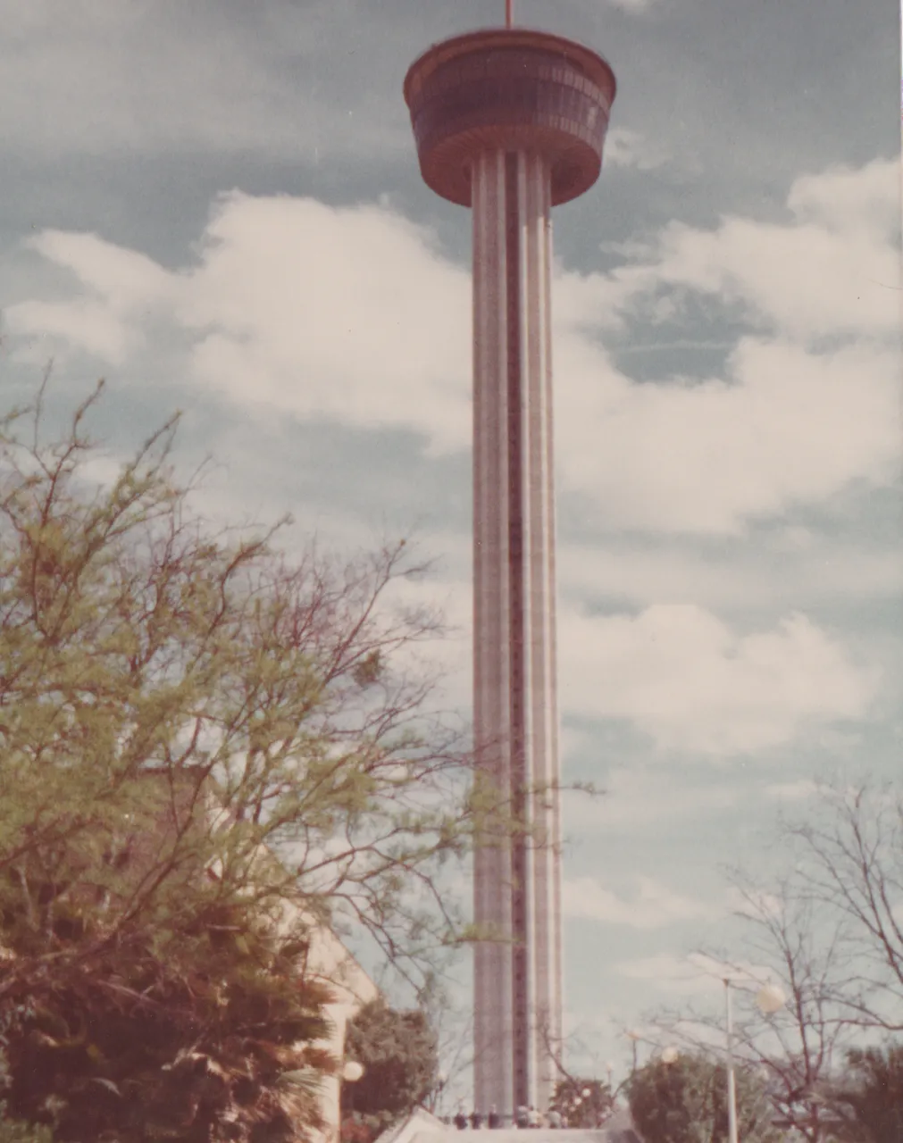 1975-03-26 - Wednesday - San Antonio, no dates on these pic-09 - Building reminds me of the Seattle Space Needle, 11pics.png
