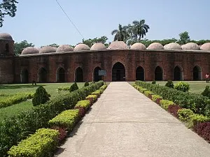 300px-Shat_Gombuj_Mosque_(ষাট_গম্বুজ_মসজিদ)_005.jpg