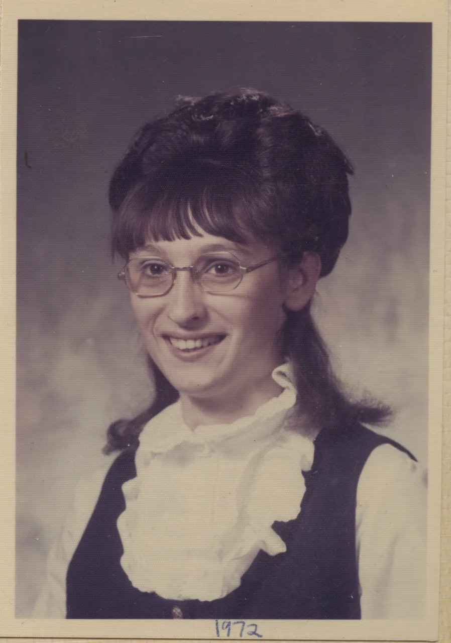 1972 Lady Glasses.png