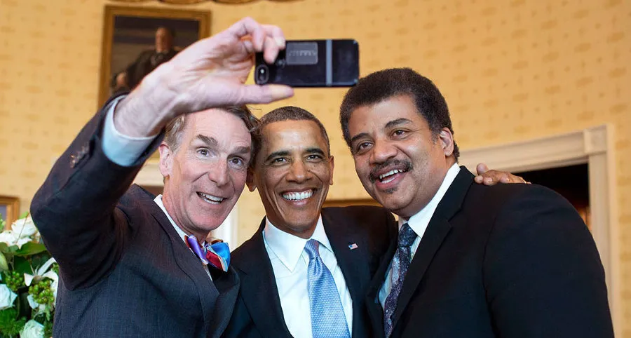 Bill_Nye,_selfie_2014.jpg