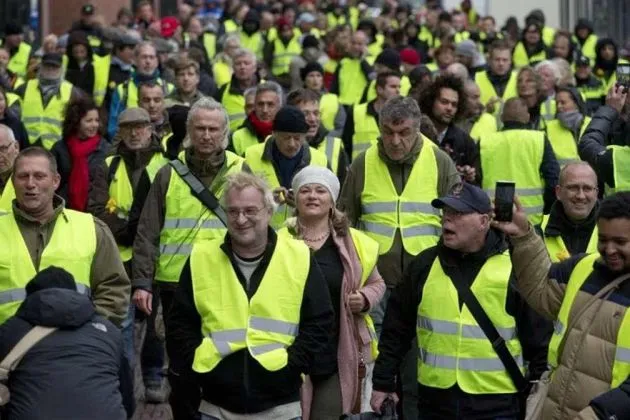 yellow_vest_in_canada.jpg