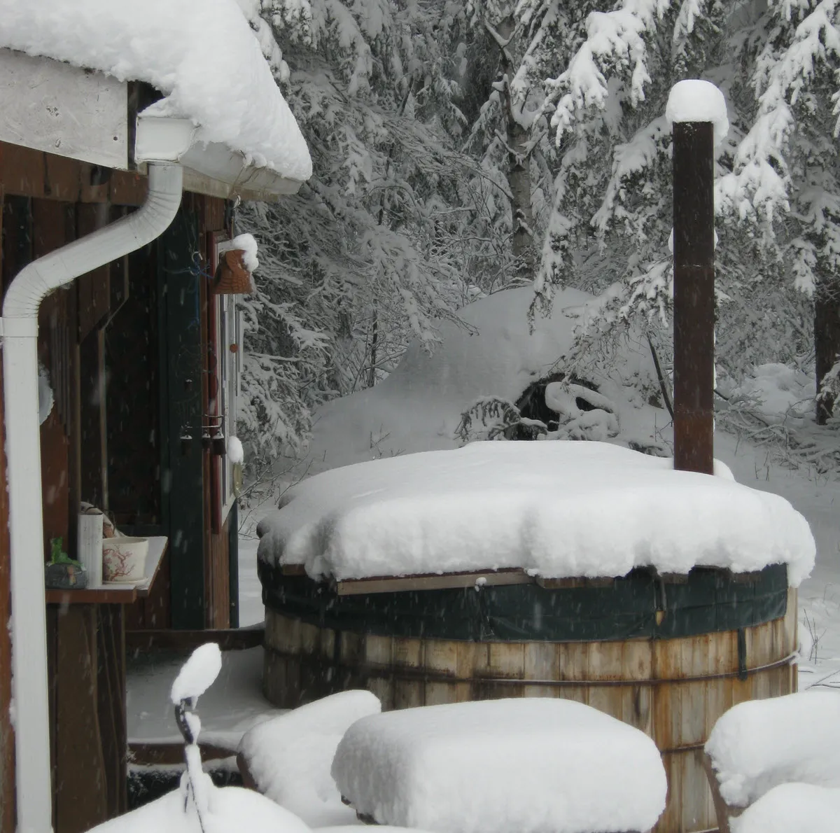 hot tub in snow.JPG