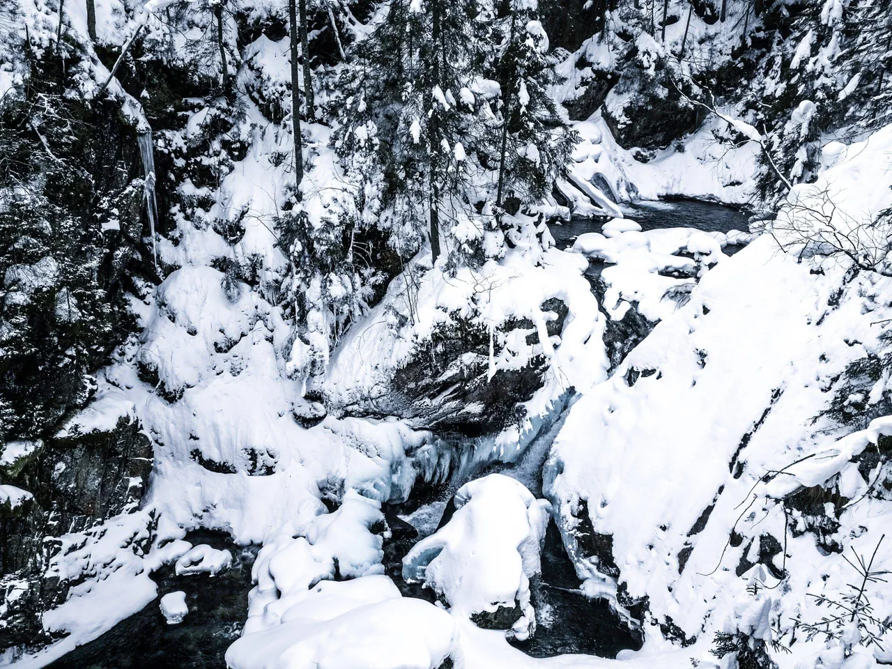 Wodogrzmoty Mickiewicze waterfall on the way to Morskie Oko. Photo by Alis Monte [CC BY-SA 4.0], via Connecting the Dots