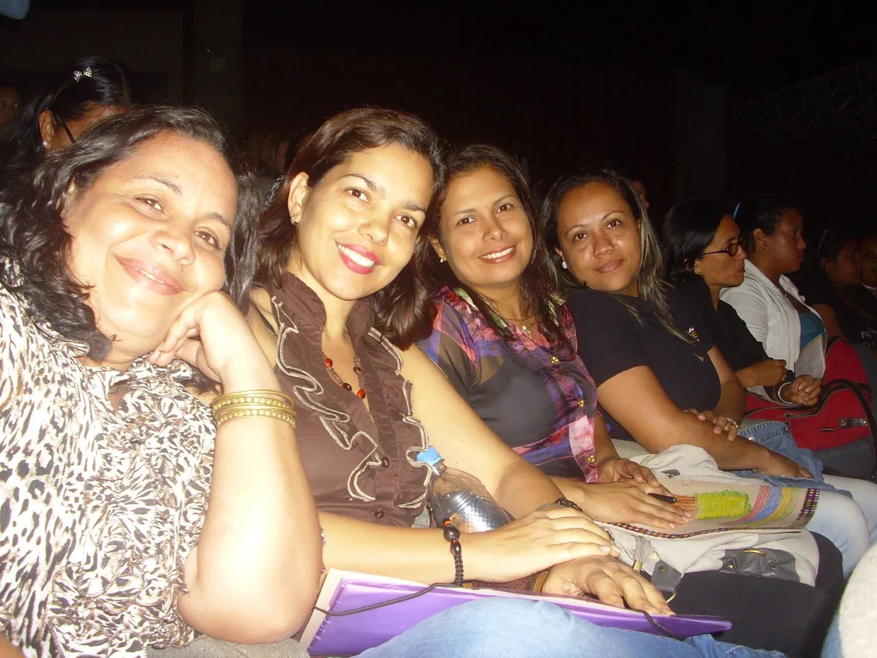 alix en auditorio con compañeras.jpg