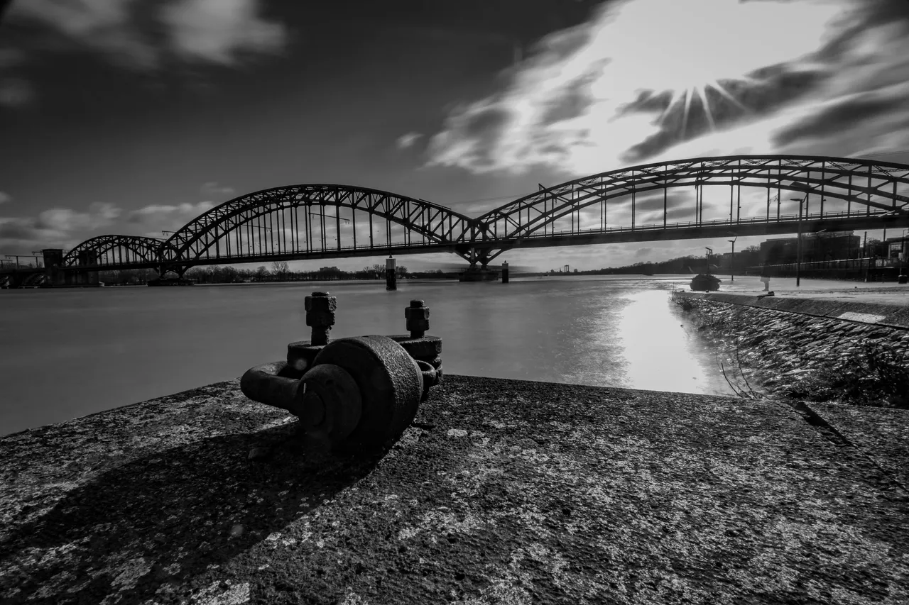 XT201313_Rhein Hochwasser Suedbruecke.JPG