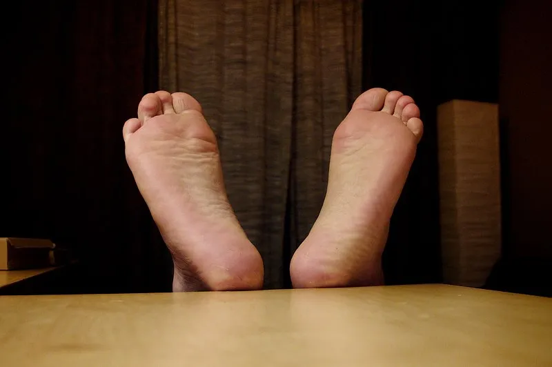 800pxHuman_feet_on_desk,_sole_exposed.jpg