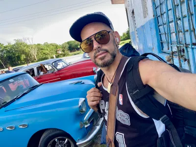 Esperando la guagua en Guanabo