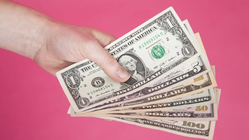 money-dirty-hands-microbes.jpg