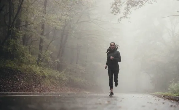 mujer corriendo lluvia.jpg