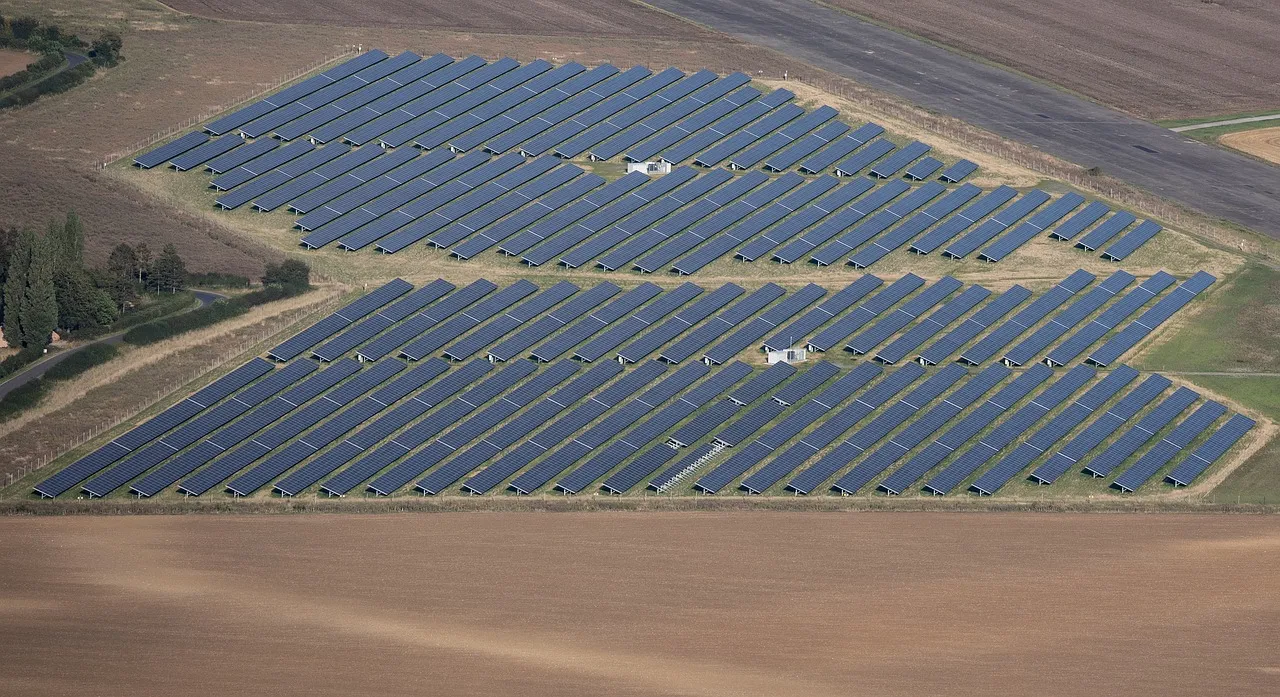 solar-farm-gac7d2a357_1280.jpg