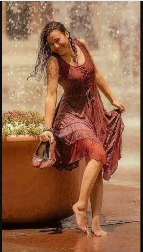 mujer sonriente lluvia.jpg