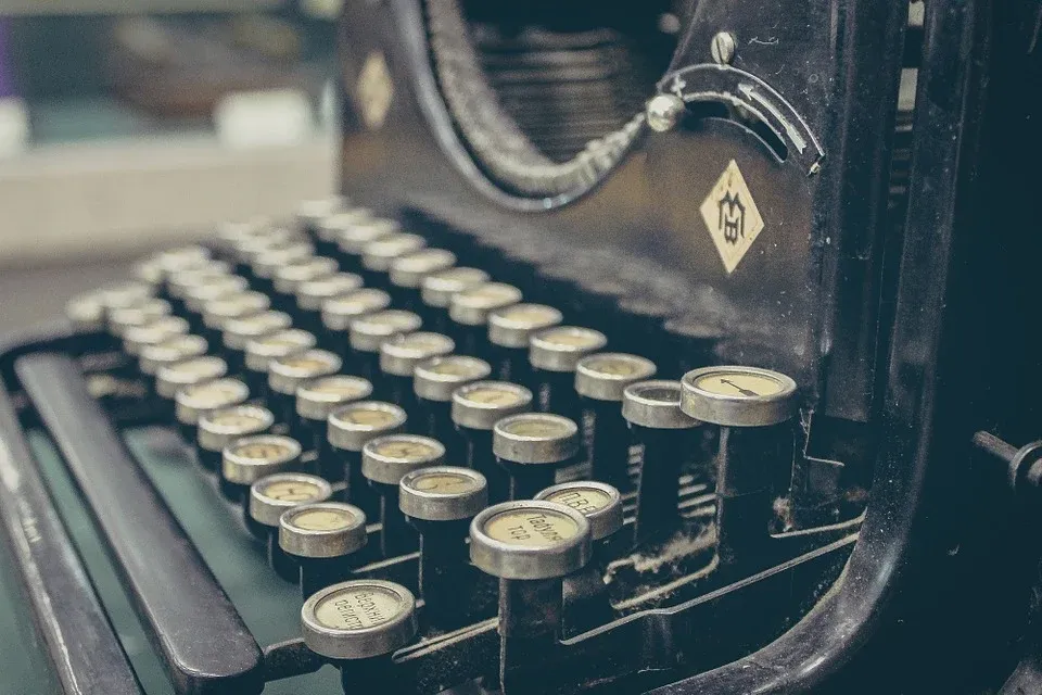 typewriter-407695_960_720.webp