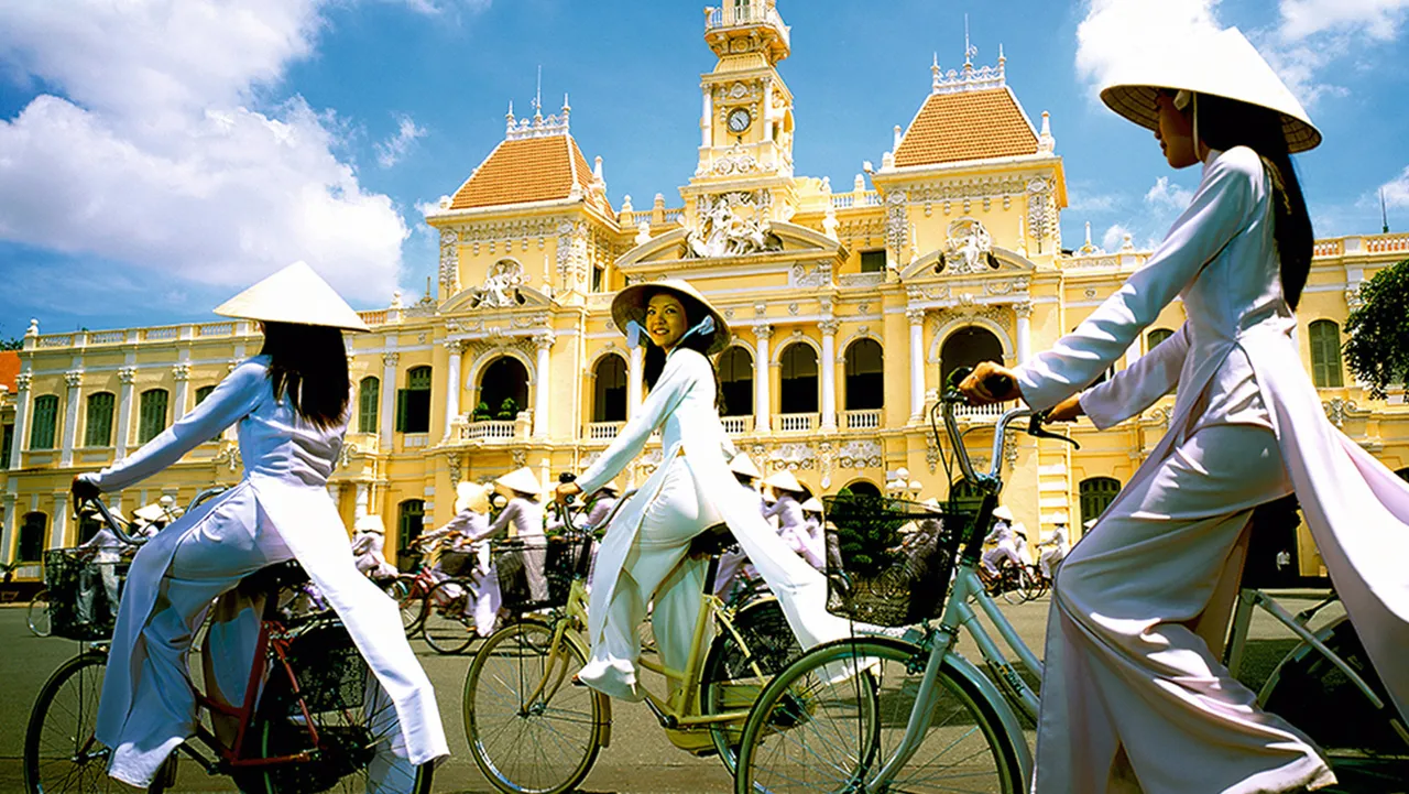 2-ao-dai-ho-chi-minh-city.jpg