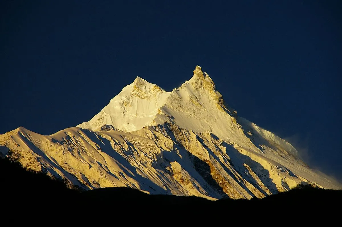 1200px-Sunrise,_Manaslu.jpg