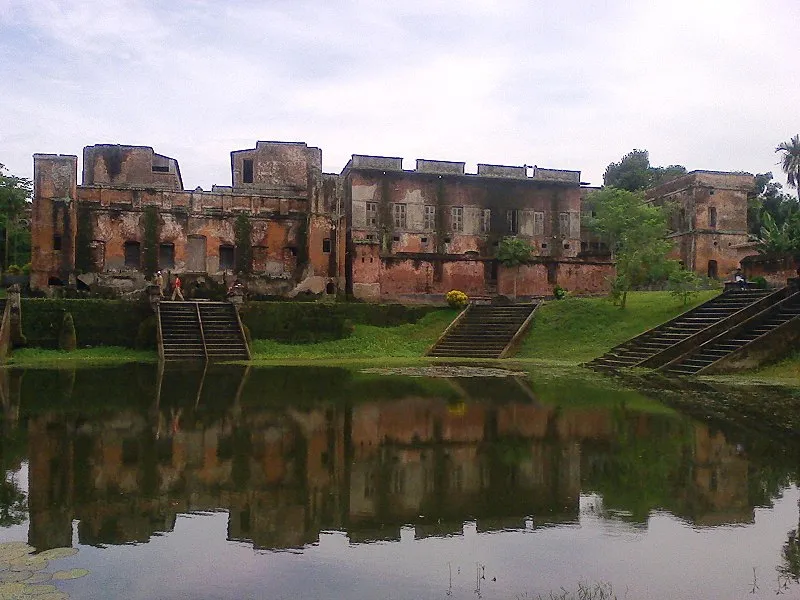 800px-Baliati_Palace_Pond.jpg