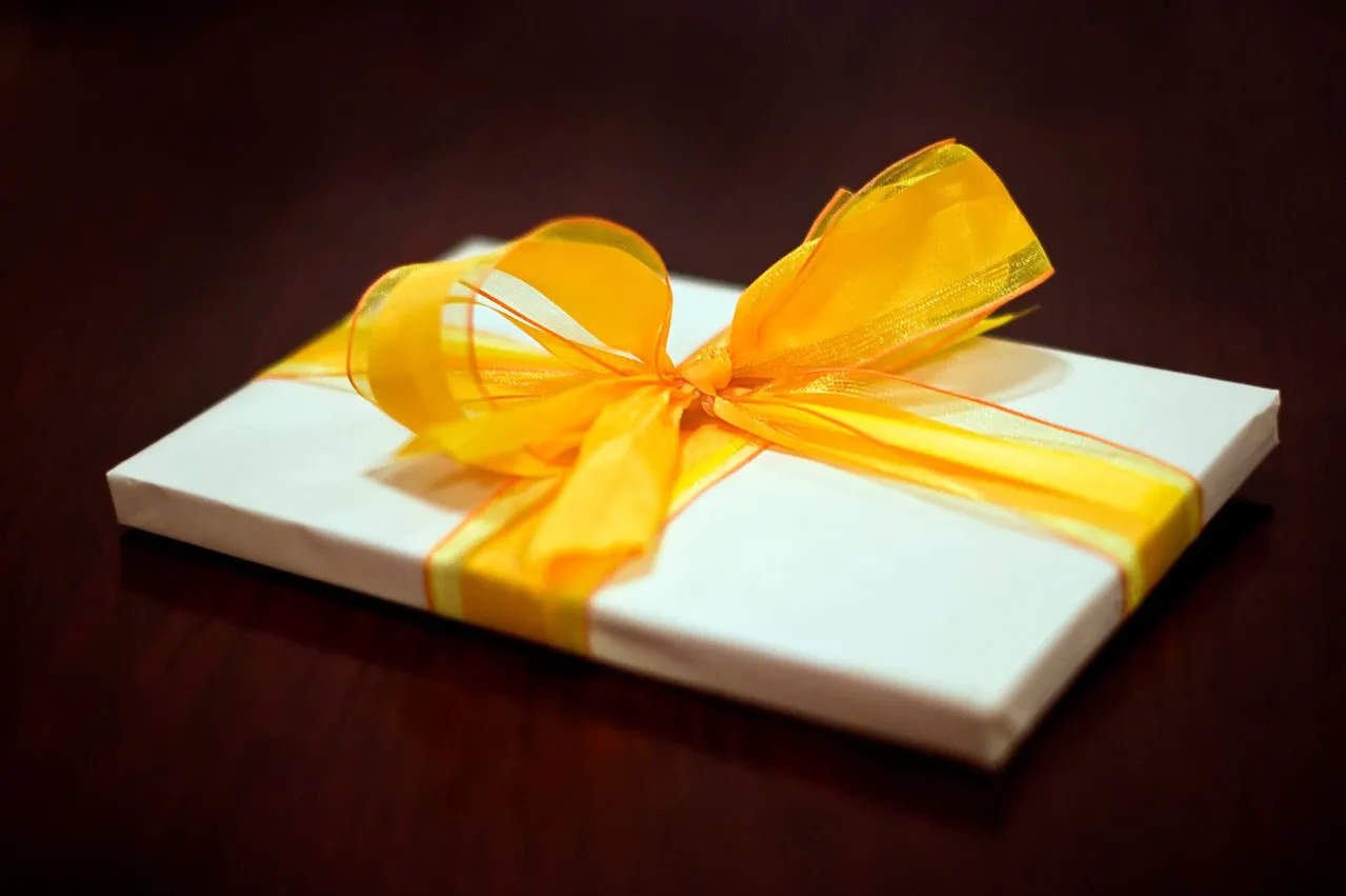 the-gift-1412882-1279x850.jpg