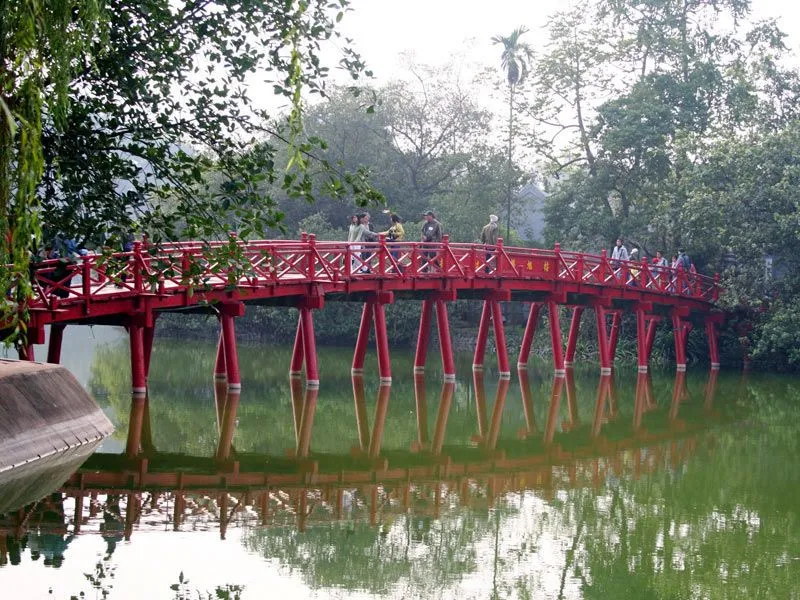 Hoan_kiem_lake_huc_bridge.jpg