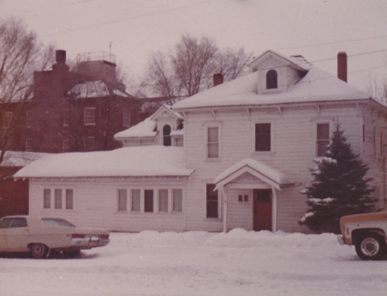 1970's maybe on January 9th house in the 10 inch snow 02.jpg