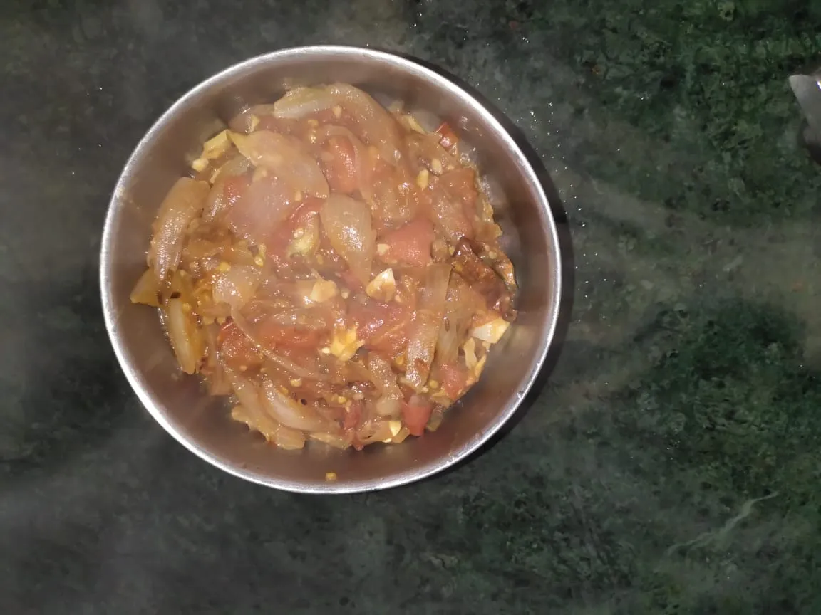 Cooked Tomato Onion Garlic Kashewnut Clove and Small Cardamom.jpeg