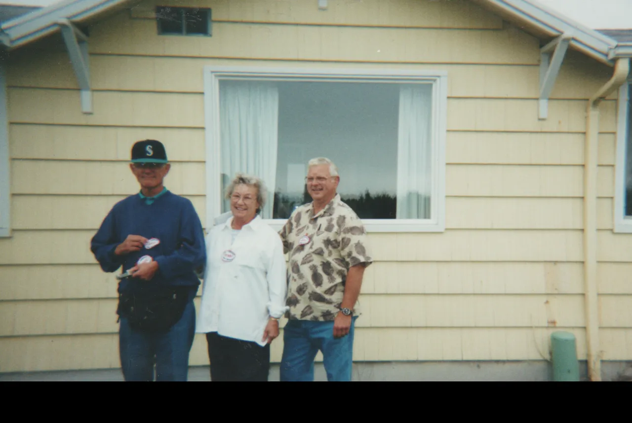 2000-07-24 apx - Reunion - 2 Pickett guys and a woman 01.png