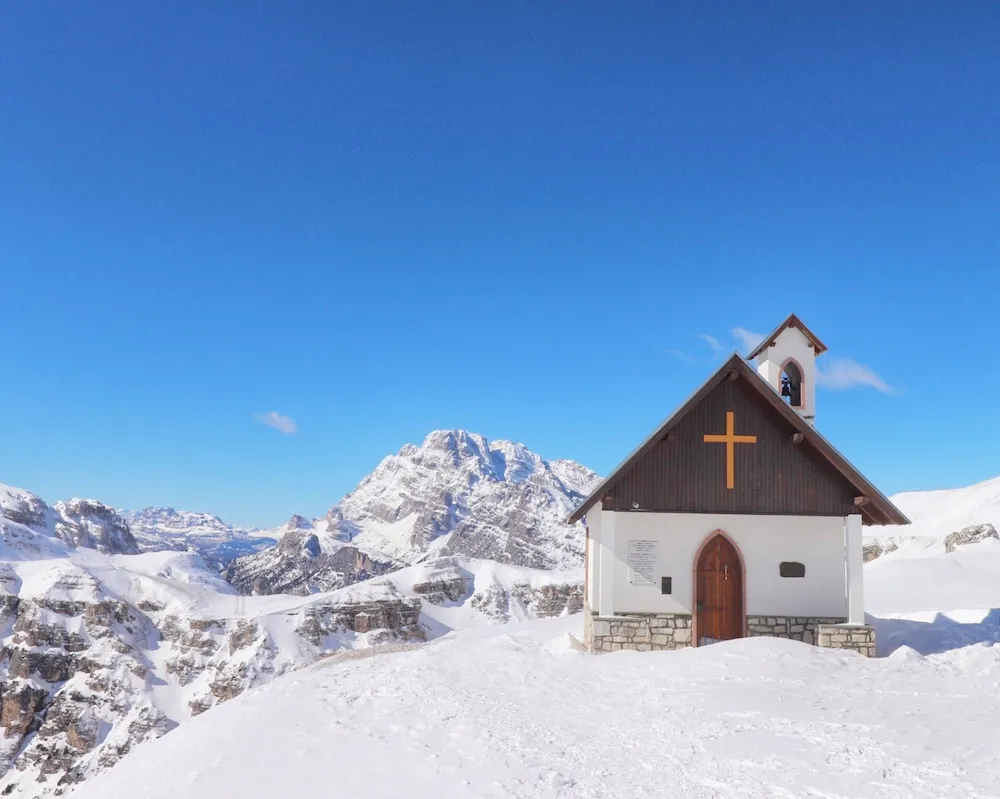 3-Zinnen-Tre-Cima-Di-lavaredo-dolomiti-winter-schneeschuhtour-buchen-rebeccaontheroof-kapelle-2- Cappella degli Alpini