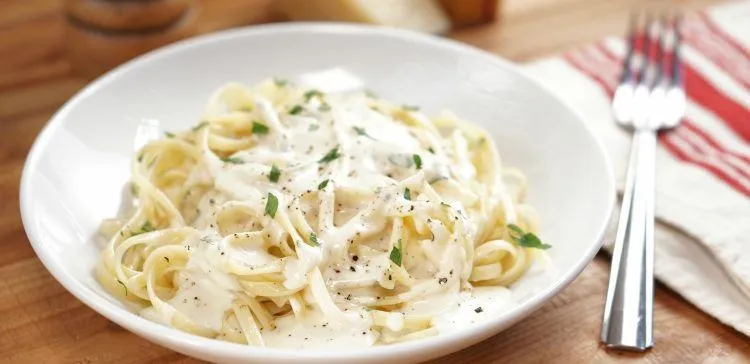 Homemade-Alfredo-Sauce-7-750x364.jpg