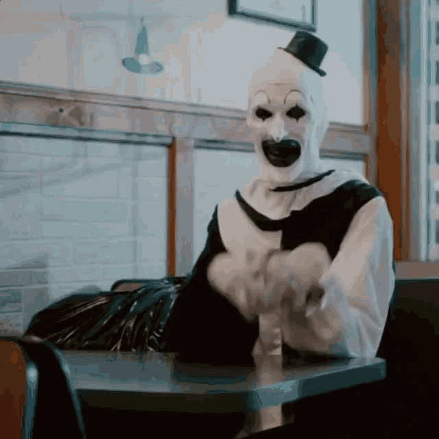 art-the-clown-terrifier (2).gif