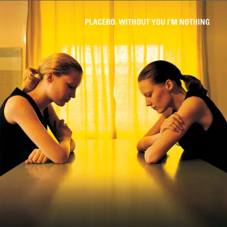 PLACEBO - WITHOUT YOU I'M NOTHING (1998). Portada fotografiada por Corrine Day, retratando a las hermanas Sarah y Sally Edwards.