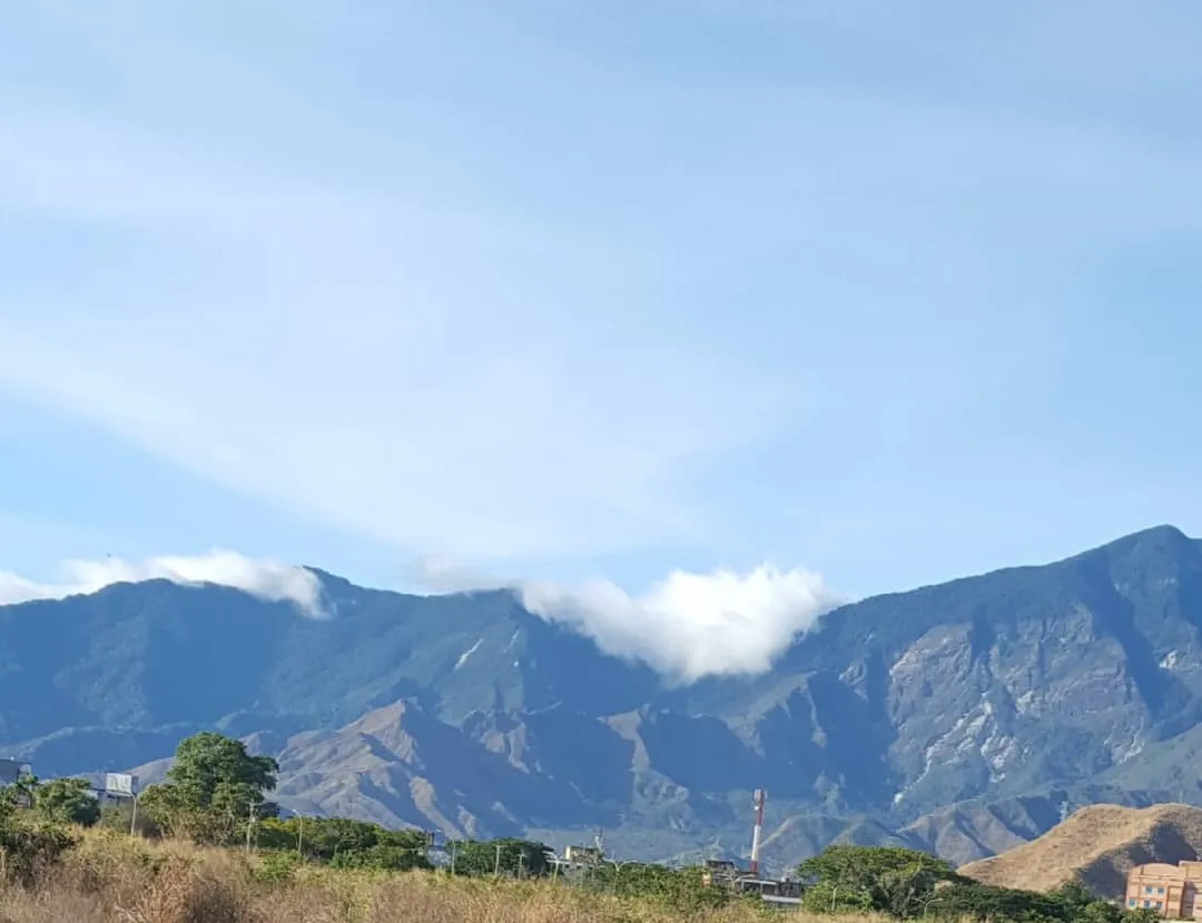nubes sobre la montaña 2.jpg