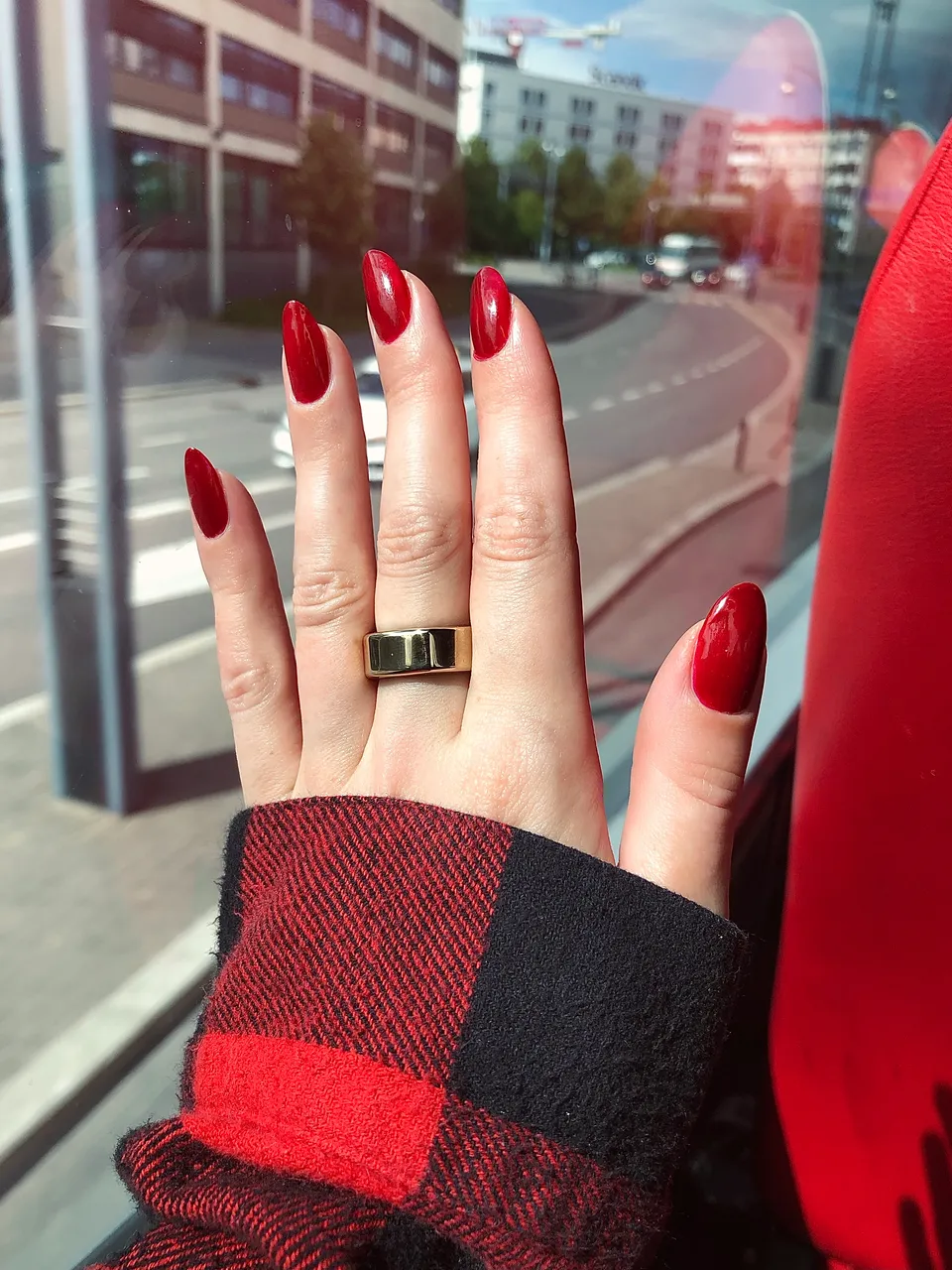 oura_ouraring_heritagegold_gold_rednails.     jpeg