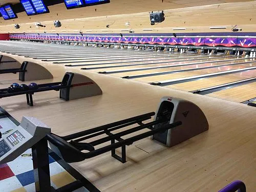 500px-AMF_bowling_center.jpg