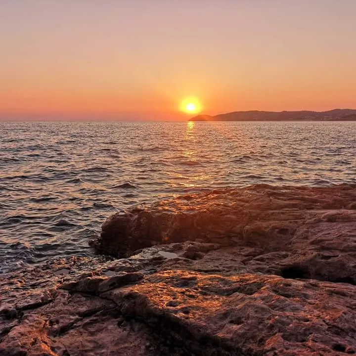 https://s3.us-east-2.amazonaws.com/partiko.io/img/alexandra2000-sunsets-from-vacation-1-ciwlw1qs-1537432608546.png