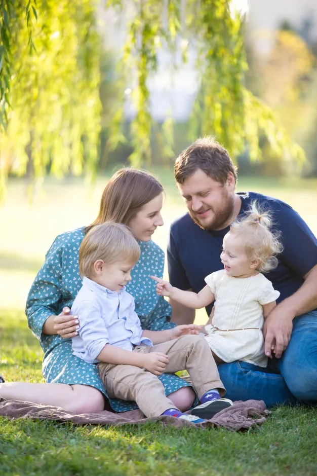 familia-feliz-en-el-parque_1163-3683.jpg