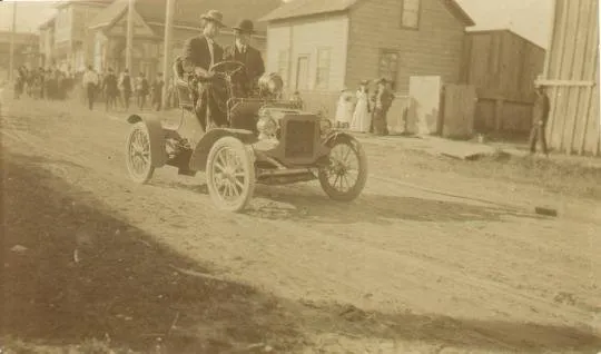 First-auto-in-Crescent-City-CA-1905..jpg