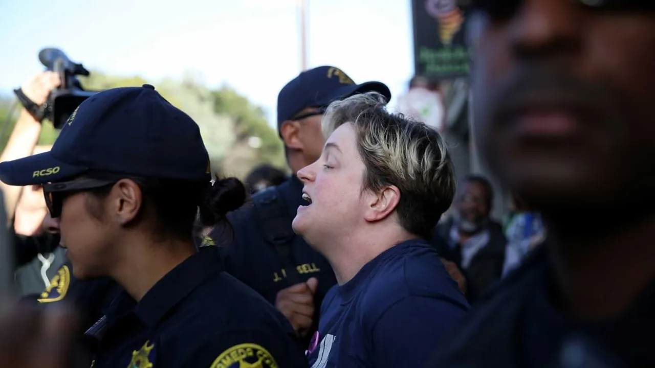 uc_berkeley_shapiro_protest_arrest_gi.jpg