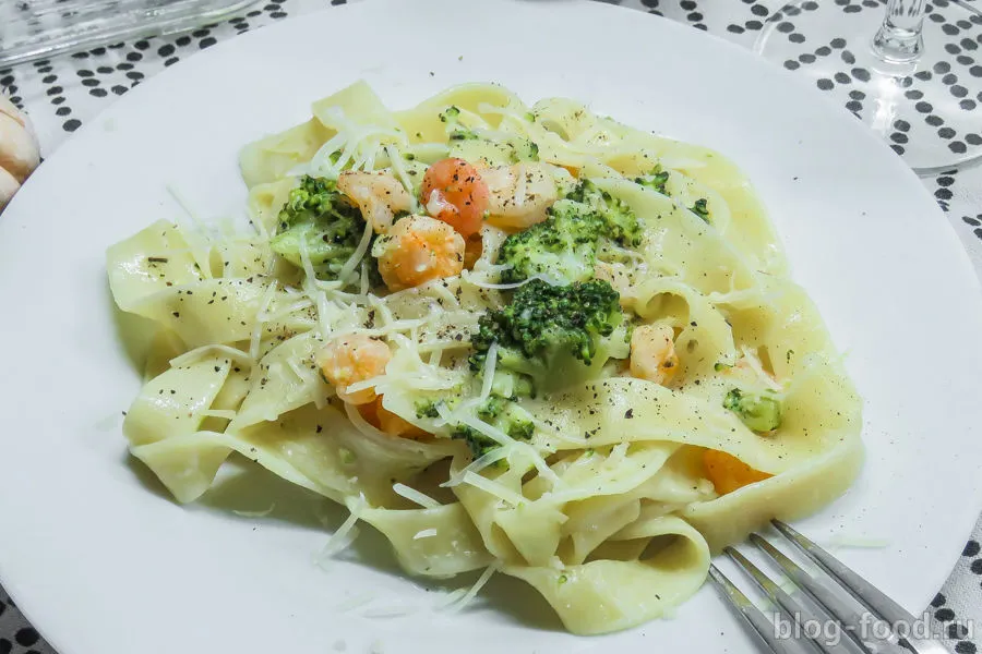 Паста с креветками и овощами