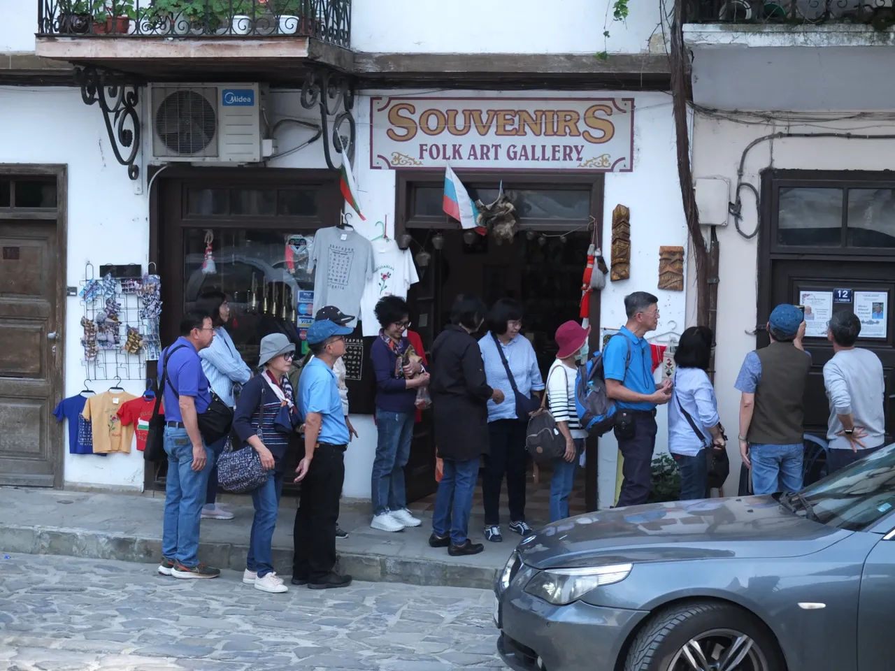 First bunch of Japanese tourists already arived.