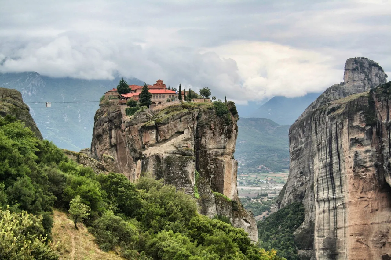 On the left - a ”cable car”