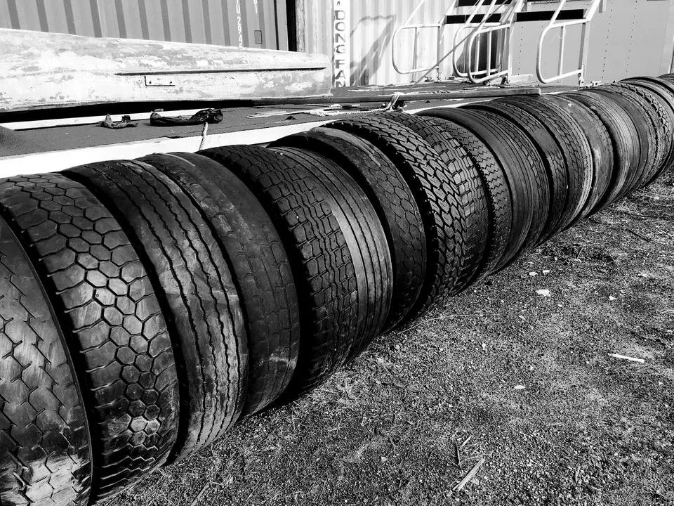 tire mast 2 B&W.jpg