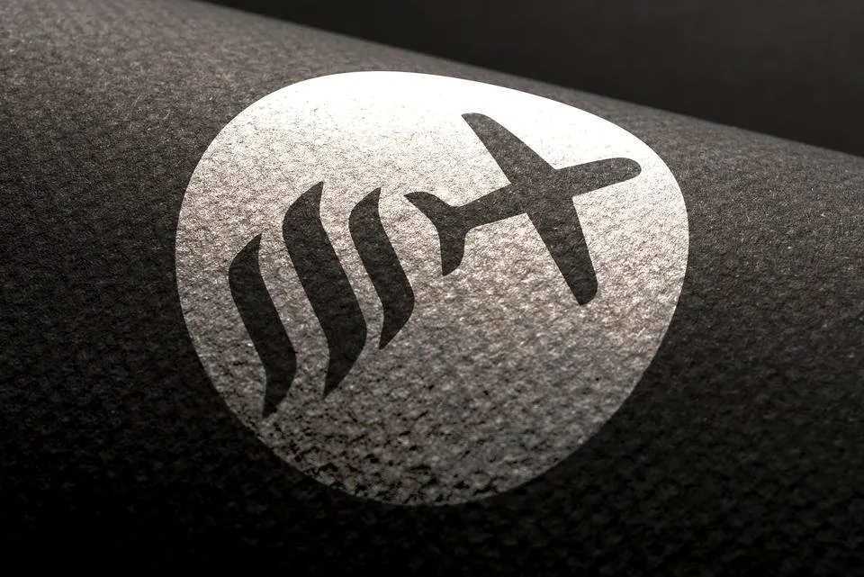 09-logo-mockup.jpg