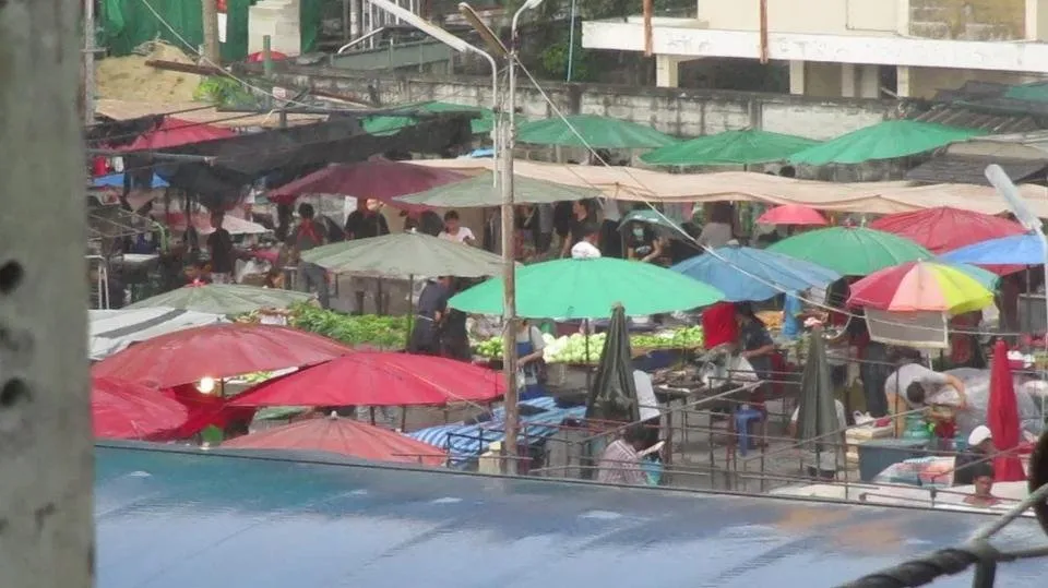 10 Road to STEEMfest 1 grat Bangkok MRT Sutthisan Market in the Driving Rain dtubesnap+.jpg