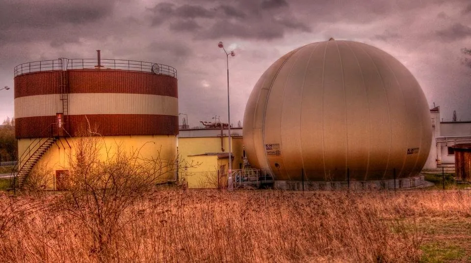 ČOV Plzeň-zásobníky bioplynu HDR.jpg