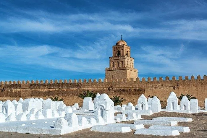 vdesFXdF-tunisia_kairoan_cemetery_and_great_mosque_reduced1.jpg