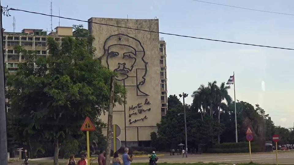 che on a havana wall.jpg