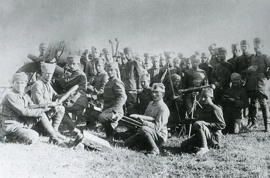 Turkish_artillerymen_before_the_Great_Offensive.v1.jpg